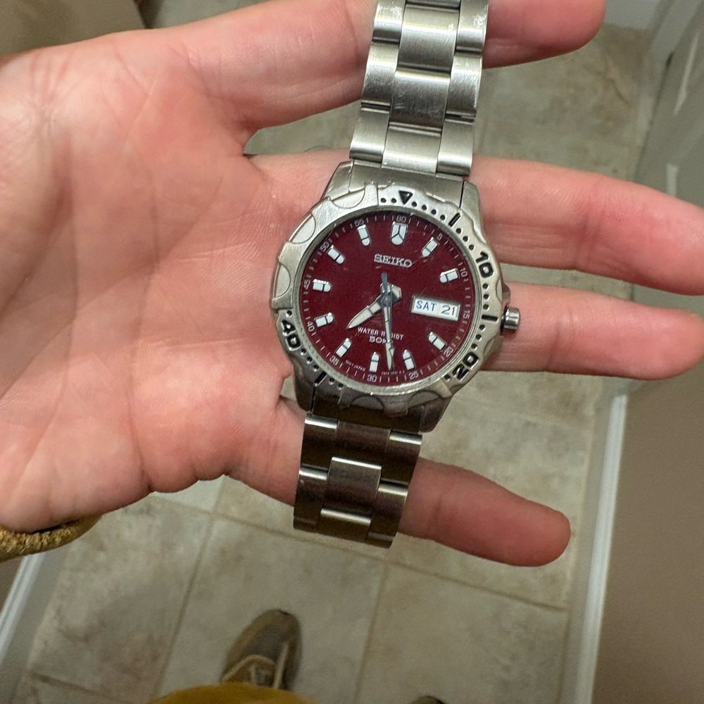 Vintage Seiko Quartz 1994 burgundy 50m model 7N43-8299 38mm